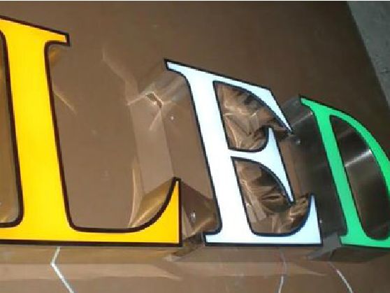 五龙口介绍LED招牌的基础知识。