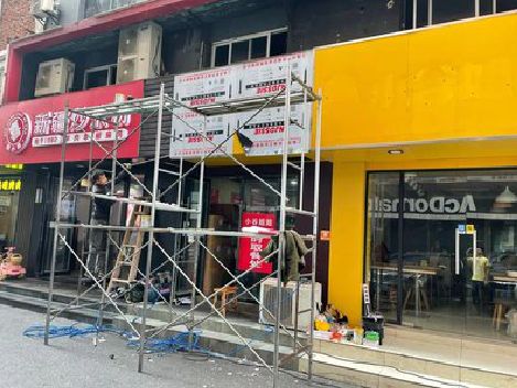 五龙口制作广告招牌如何避免它发黄？